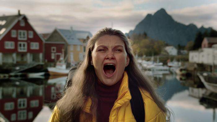 In „Å Øve“ wird die 18-jährige Klimaaktivistin Trine auf ihrem Weg nach Oslo per Autostopp begleitet 