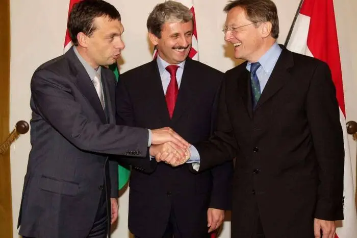 Von 1998 bis 2002 war Orbán erstmals Ministerpräsident Ungarns. Das Foto stammt aus dem Jahr 2000 und zeigt ihn gemeinsam mit dem slowakischen Regierungschef Mikuláš Dzurinda und dem österreichischen Kanzler Wolfgang Schüssel.