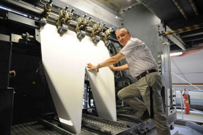 Druckereileiter Volker Rasse an der Druckmaschine