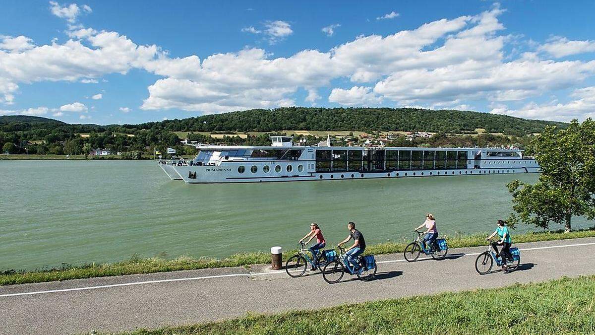 Die MS Primadonna begleitet ihre Radler-Gäste entlang der Donau
