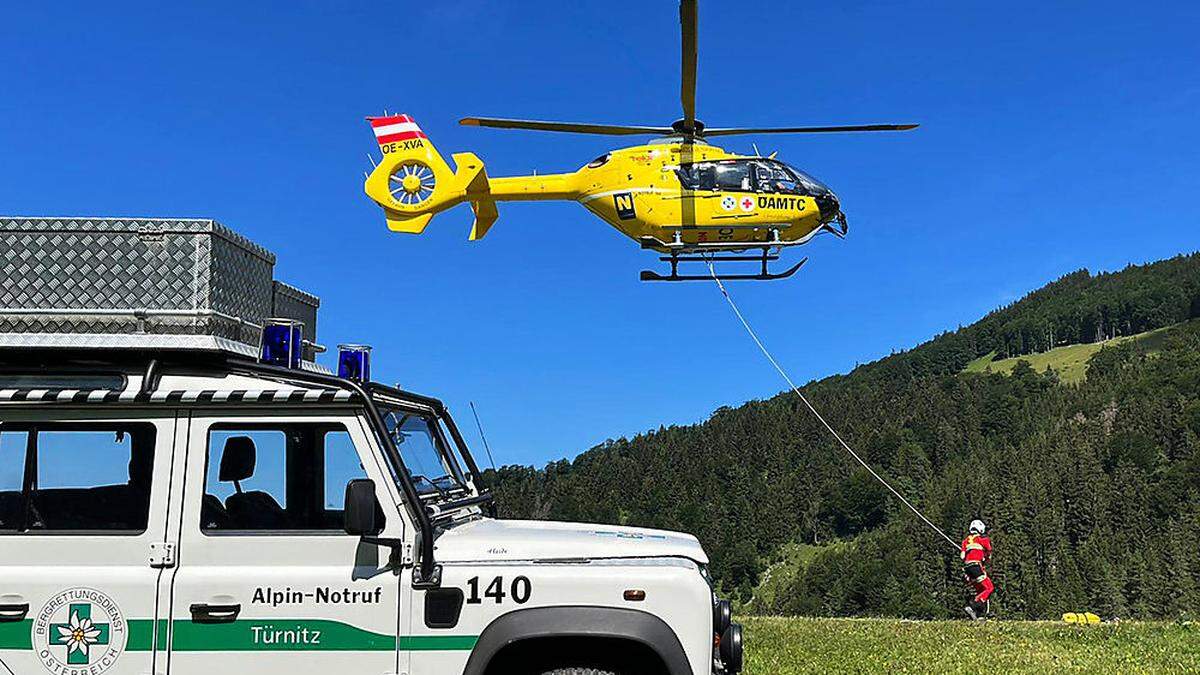 Die Schwerverletzte wurde vom Hubschrauber mittels 30-Meter-Tau gerettet