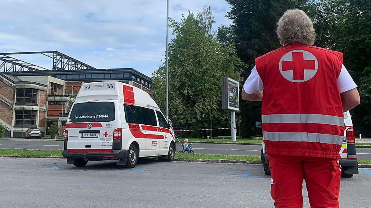 Polizei und Rettung befinden sich im Einsatz - der Bereich um die Testhalle wurd abgesperrt