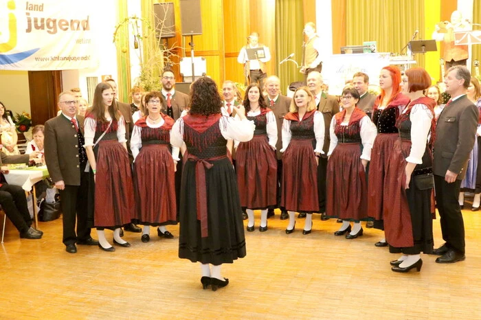 Für die Eröffnung sorgten die Landjugend (LJ) und die Singgemeinschaft (SG) Wieting (Foto) sowie die LJ Sörg. 