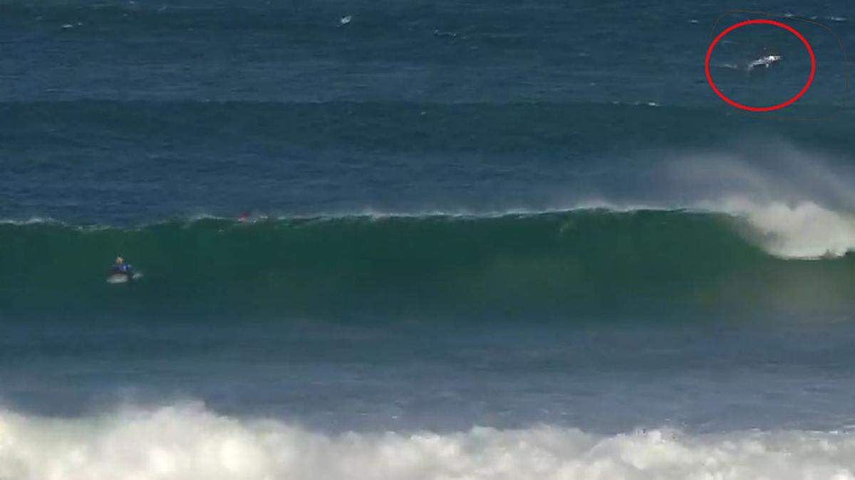 Der Makohai schoss in der Nähe von Filipe Toledo und Jordy Smith aus dem Wasser