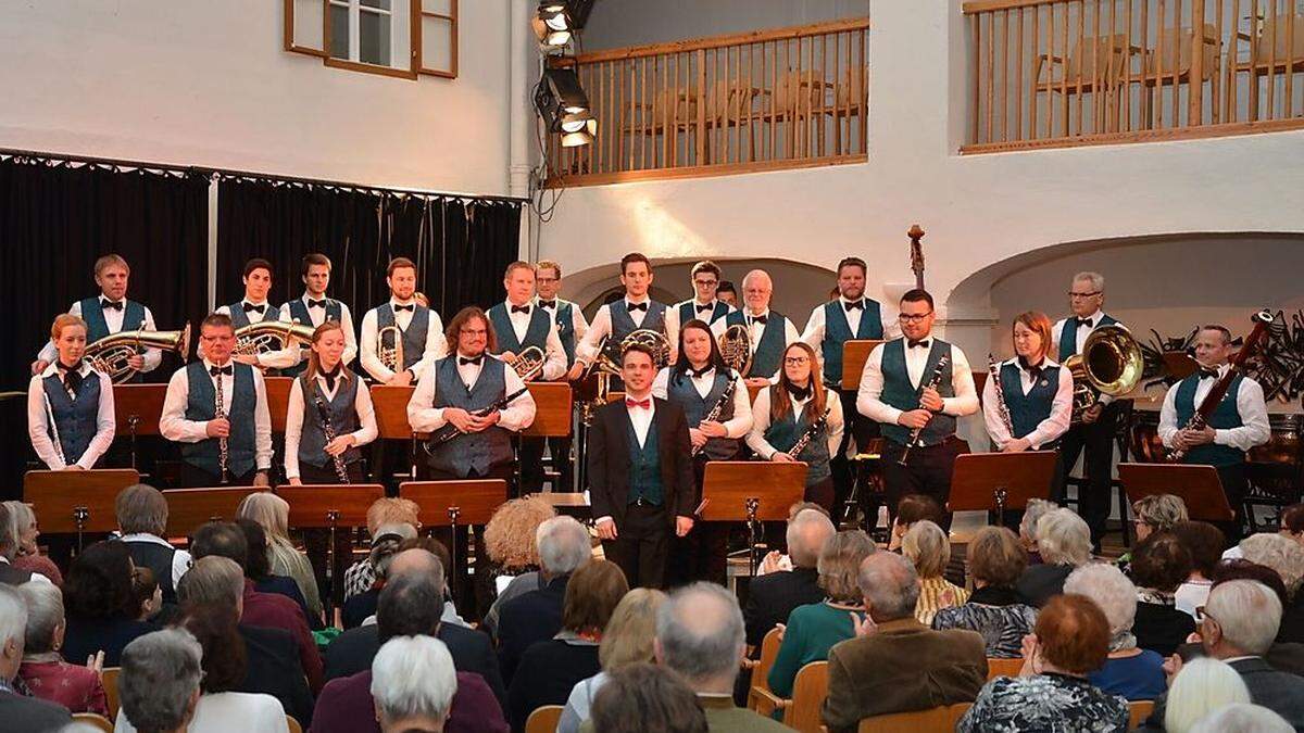 Die Stadtkapelle Feldkirchen bei einem Auftritt im Amthof