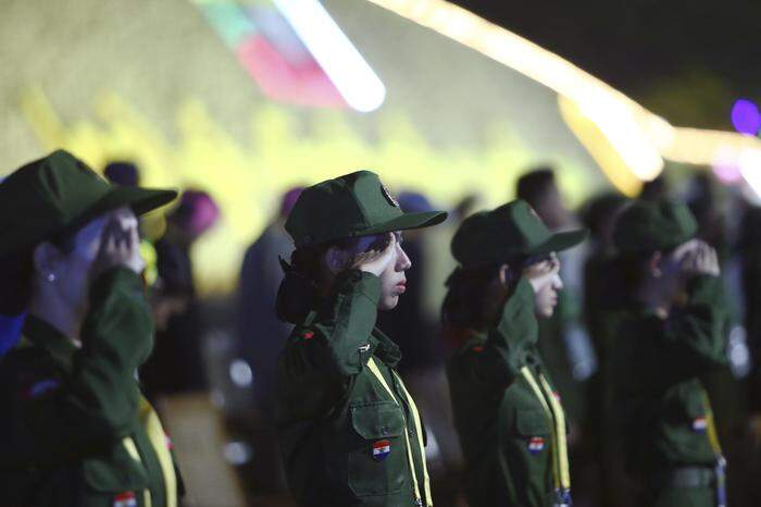 Militärs salutieren bei einer Parade anlässlich des 79. Tages der Streitkräfte Myanmars