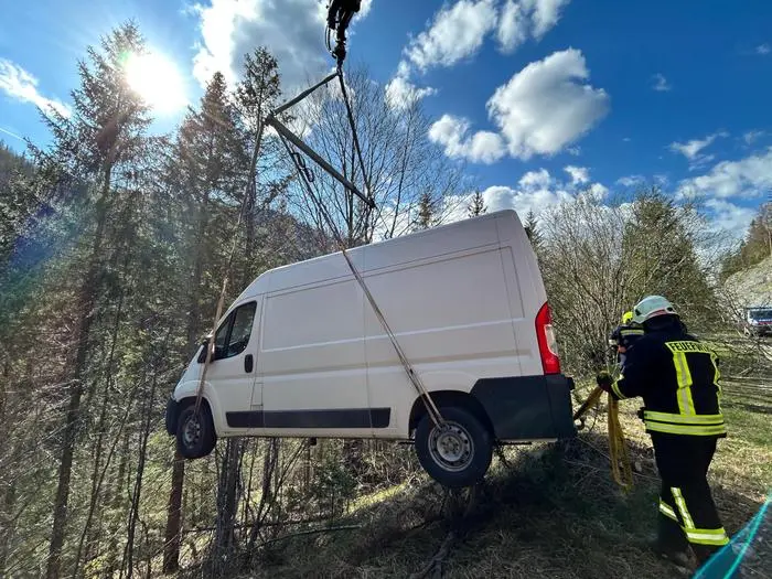 Die Feuerwehren St. Aegyd und Mariazell halfen bei der Bergung zusammen