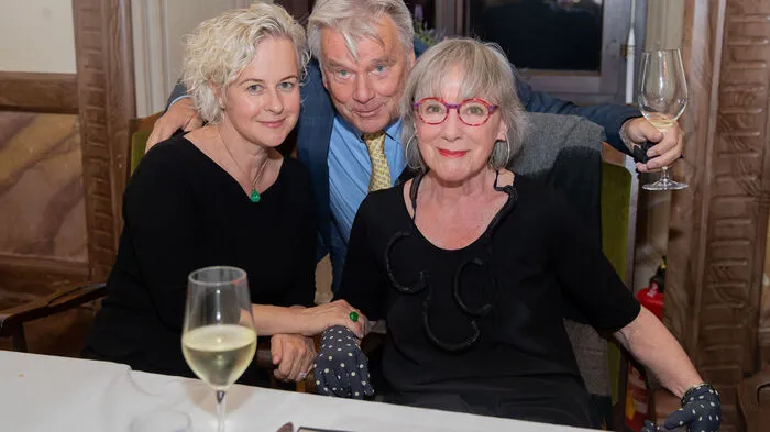 Das Ensemble Porcia unter Intendantin Angelica Ladurner lud zur Premiere von "Der Alpenkönig und der Menschenfeind" in das Schloss Porcia. Am Foto: Angelica Ladurner, Hans Peter Haselsteiner und Heidelinde Weis.