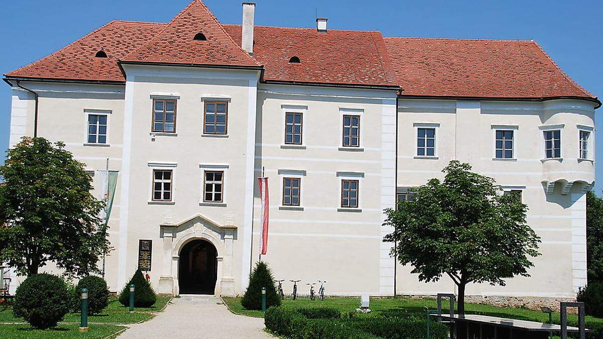 Das Gemeindeamt Burgau ist im örtlichen Wasserschloss angesiedelt