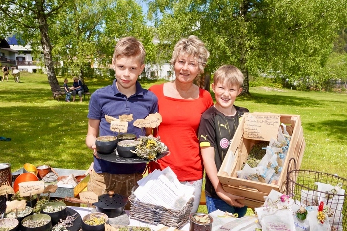 Jonathan Müller, Claudia Mößlacher, die am Weißensee Kräuterprodukte herstellt, und Jakob Fürst.