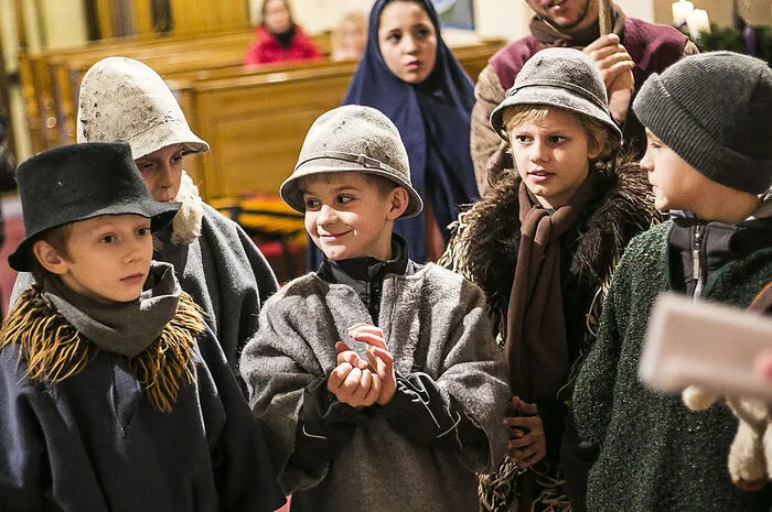 Das Volk ist aufgeregt. „Wir wollen hierbleiben, wir können ja unsere Geschäfte nicht alleinlassen“, rufen alle wild durcheinander. Aber es hilft nichts. Die Bewohner müssen dem Befehl des Kaisers gehorchen.