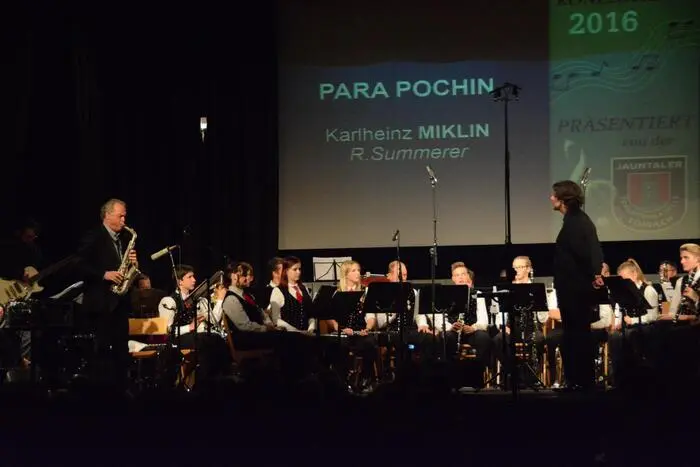Gregor Kovačič mit der Jauntaler Trachtenkapelle und dem weltbekannten Jazzmusiker Karlheinz Miklin im Jahr 2016