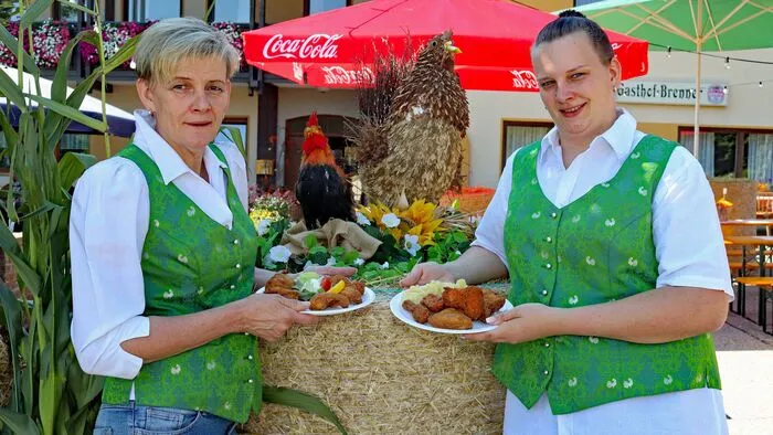 Die Gackernwirte punkteten nicht nur mit feinster Geflügelkulinarik sondern auch mit stilvoller Deko, wie hier bei Evelin Brenner-Jäger und ihrer Tochter Johanna Jäger beim Gasthof Brenner.