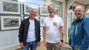 Die beiden Fotografen Johann Gaug und Reinhold Schrank gemeinsam mit dem ehemaligen Donolo-Geschäftsführer Walter Donolo (Mitte)
