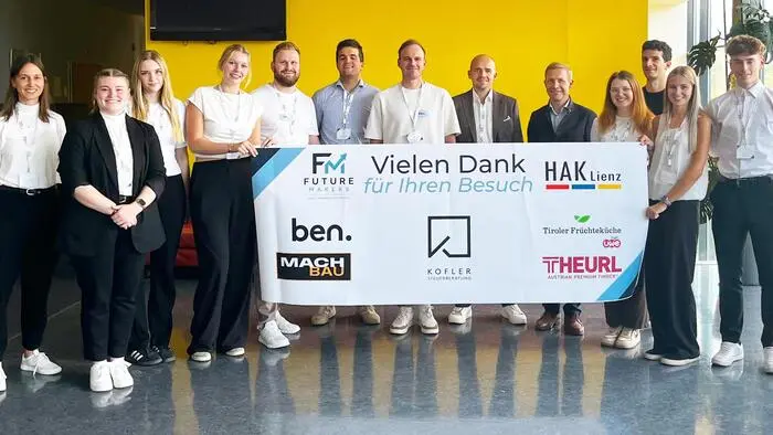 Vertreterinnen und Vertreter von Schule und Firmen beim Unternehmertag an der HAK Lienz
