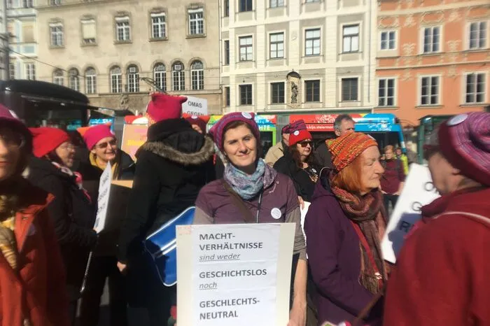 Hunderte Grazerinnen und Grazer demonstrierten am Nachmittag für die Frauenrechte und Gleichberechtigung.
