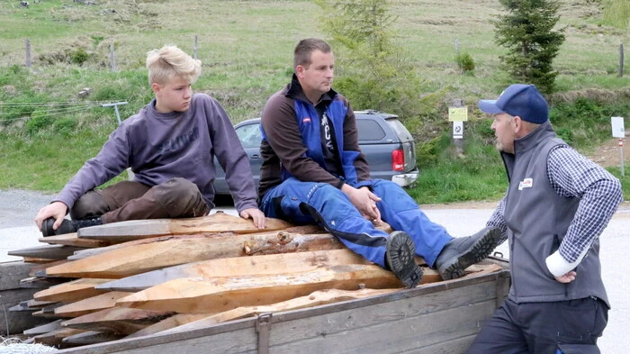 Wenn die letzten Schneeflecken auf der Saualm verschwinden, findet alljährlich Ende Mai der „Zäunertag“ der Agrargemeinschaft Weißbergeralm im Raume der Weißbergerzeche statt. 