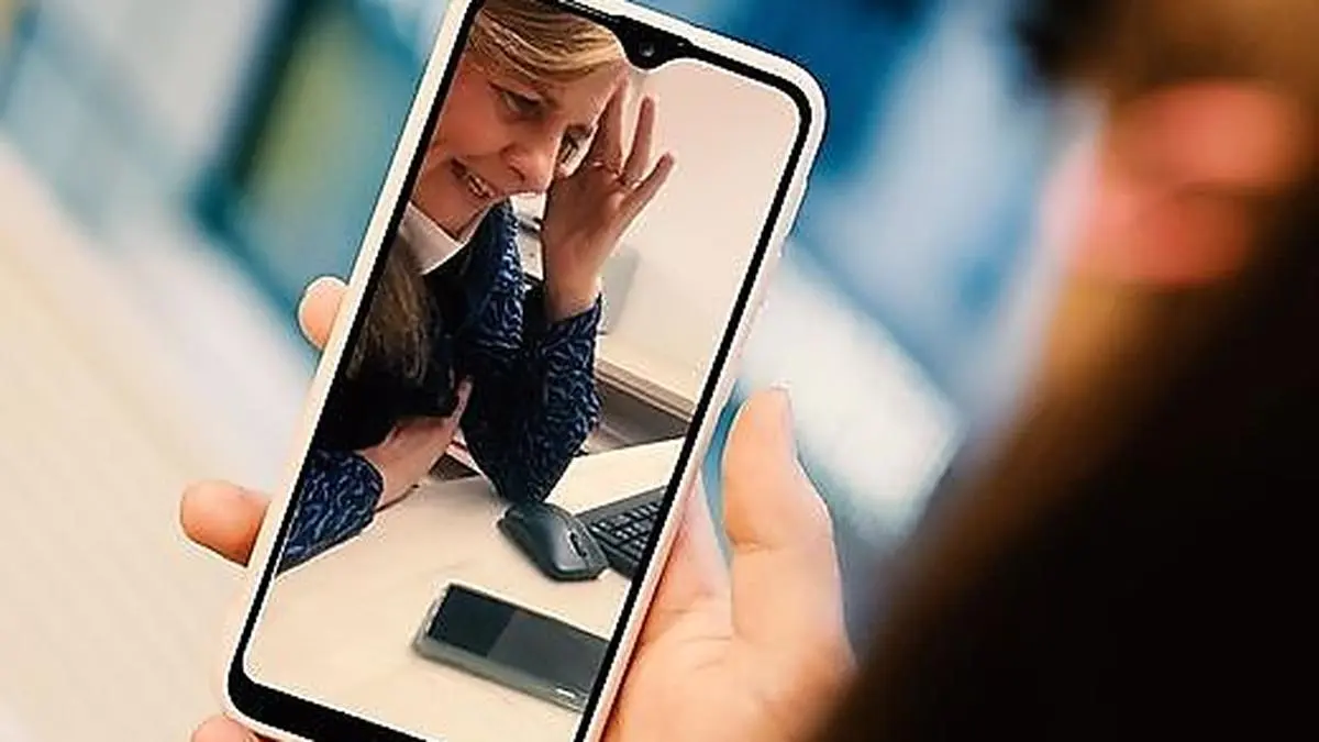 Die Allgemeinmedizinerin Doris Koschier hat das Telefonat mit der Bildungsdirektion mitfilmen lassen