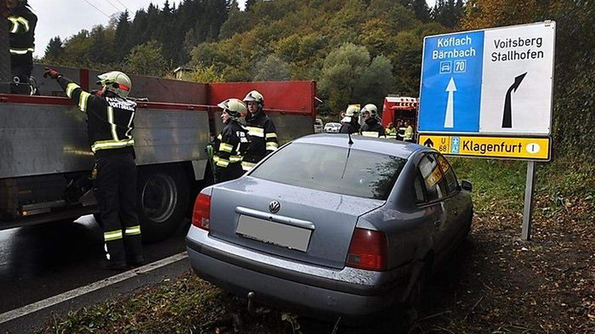 Der Wagen kam im Straßengraben zum Stehen