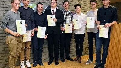 Die Preisträger Raphael Kräuter, Manuel Sadler, Mario Linzer, Elias Schwarz , Peter Kohlweg, Matthias Tuscher, Julian Monai, Marcus Kolbitsch (von links)