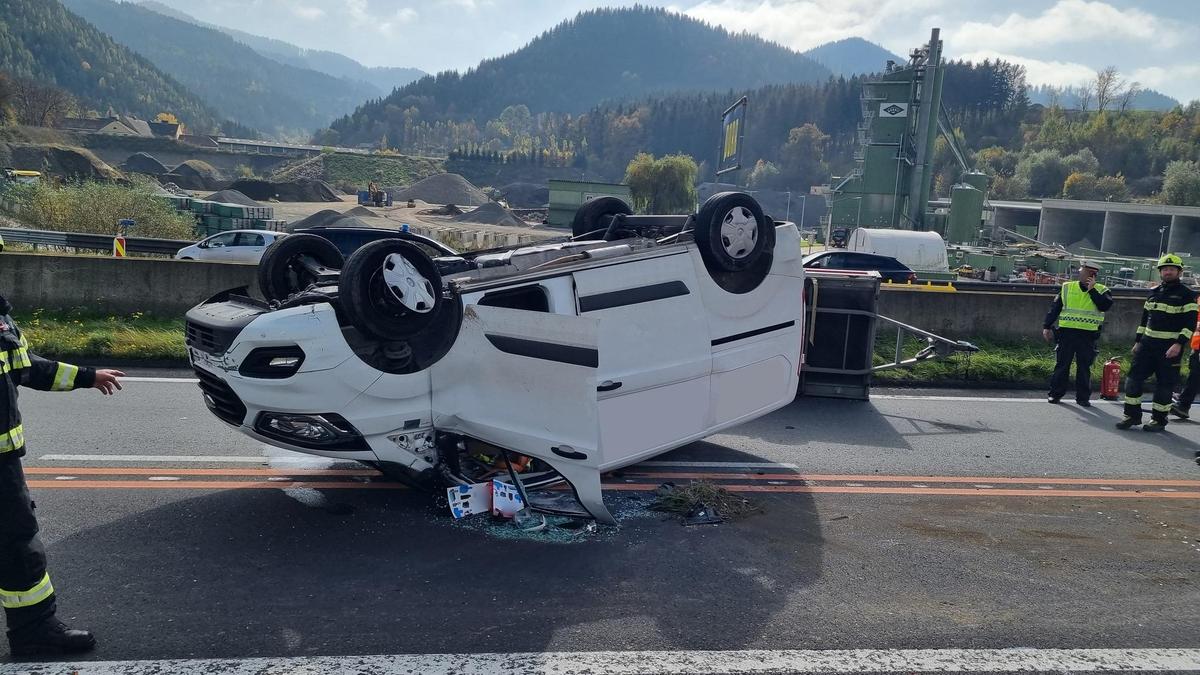 Der Kleintransporter war in Fahrtrichtung Klagenfurt unterwegs