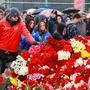 Trauerende legen vor der Crocus City Hall Blumen nieder
