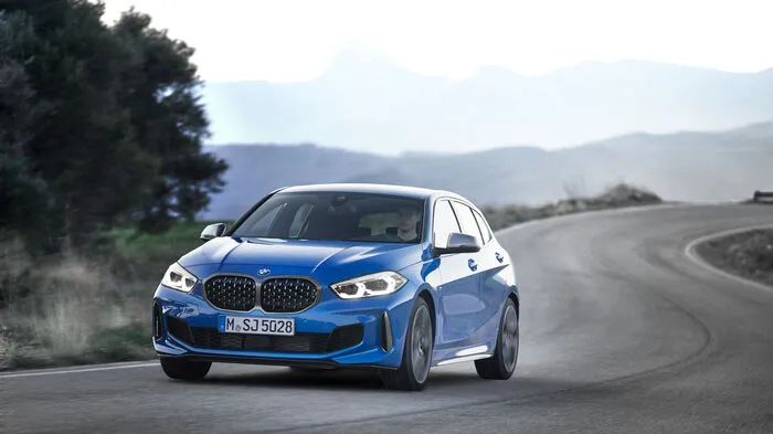 Mit der dritten Generation des 1ers geht bei BMW eine Ära zu Ende, denn die Bayern verabschieden sich in der Kompaktklasse vom Heckantrieb, und auch der Sechszylinder hat demzufolge ausgedient. Das gilt auch für das 2er Gran Coupé, das im November vorgestellt wird und 2020 auf den Markt kommt. Lediglich das 2er Coupé setzt weiterhin auf Hinterradantrieb und steht auf der Plattform des 3ers.