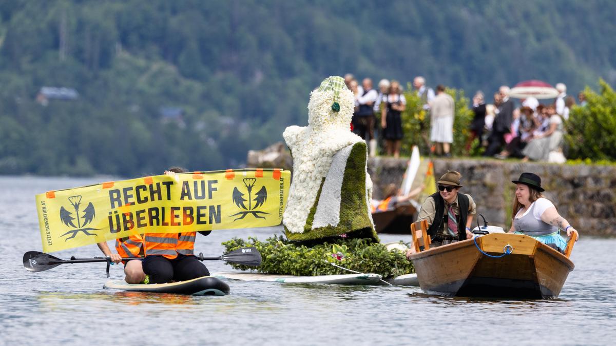 Klimaaktivisten schippern am „Grundlseer Kindergartengespenst“ vorbei