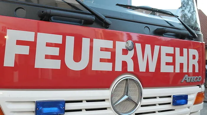 Die Feuerwehr Jagerberg zog das Unfallfahrzeug aus dem Straßengraben