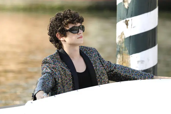 Noah Jupe bei der Ankunft am Pier des Hotels Excelsior auf der Biennale di Venezia