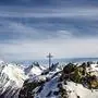 Blick auf den verschneiten Gipfel der Schobergruppe mit Gipfelkreuz der Blauspitze im Vordergrund