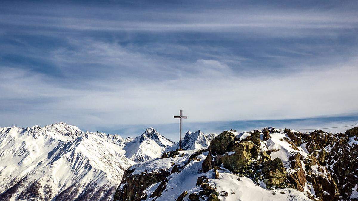 Blick auf den verschneiten Gipfel der Schobergruppe mit Gipfelkreuz der Blauspitze im Vordergrund