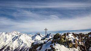 Blick auf den verschneiten Gipfel der Schobergruppe mit Gipfelkreuz der Blauspitze im Vordergrund