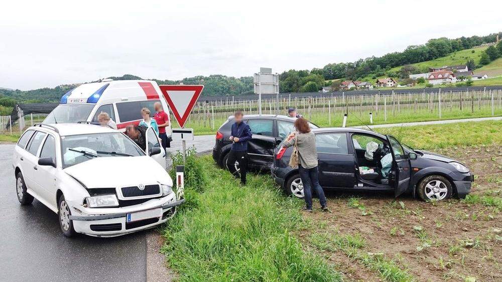 Zu einem Unfall mit vier Fahrzeugen kam es an der B72 bei Mitterdorf