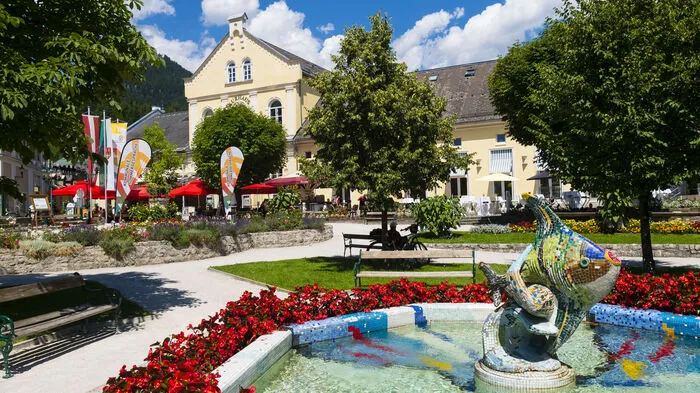 Bad Aussee: Inmitten einer prächtigen Bergkulisse und glitzernder Seen liegt als Herzstück der geografische Mittelpunkt Österreichs, die Kurstadt Bad Aussee – von Salzreichtum geprägt und durch die Anwesenheit der Hautevolee geadelt. Hier weiß man die Sommerfrische auch heute zu hegen und zu pflegen.