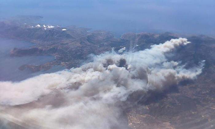 Aufnahme aus einem Passagierflugzeug: Die Brände in der Nähe von Sparta