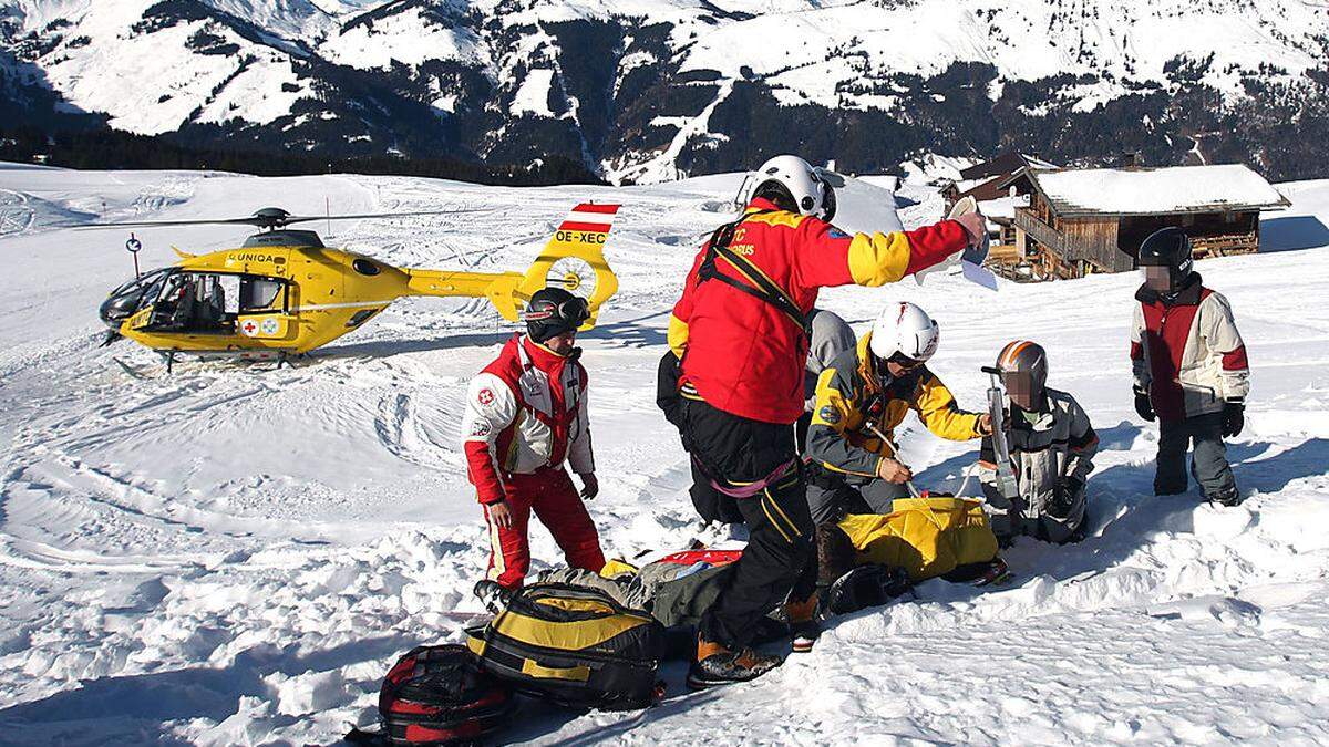 15-Jährige stürzte und rutschte mit Oberschenkel über Ski / Sujetbild