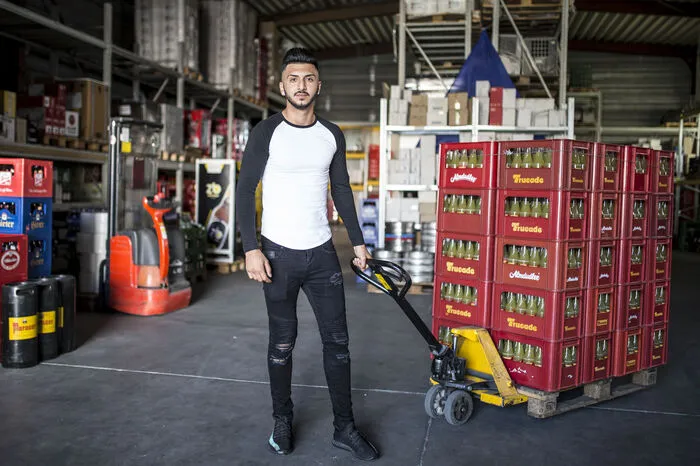 . . . dort packt er überall an. Juniorchef und bester Freund Dominik Schwaiger ist vom fleißigen Parsa begeistert.