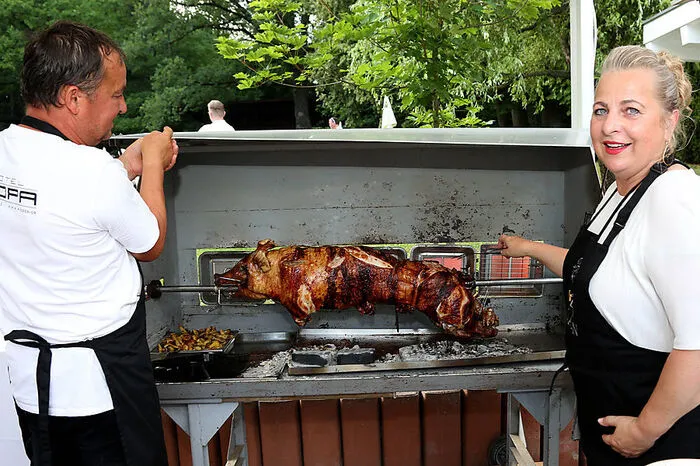 Chefin Renate Wrann stand selbst am Grill.