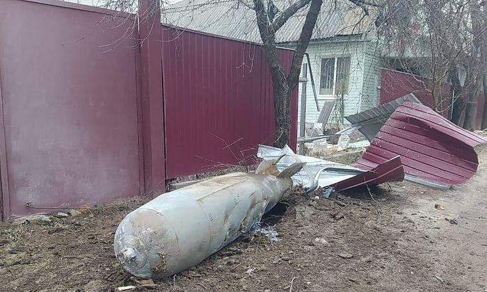 Eine nicht detonierte russische Fliegerbombe in Tschernihiw