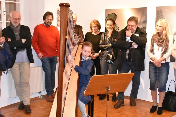 Die erst 9-jährige Johanna Klingbacher begeisterte die Besucher mit ihrer Harfe.