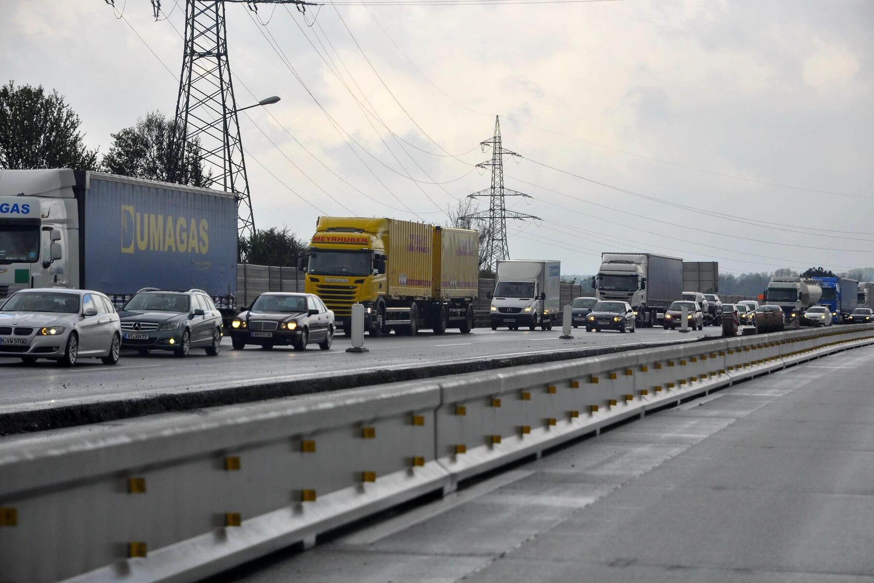 Serienunfall auf A1: Mehrere Kilometer Stau, fünf Verletzte