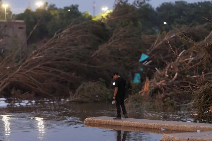Flash floods kill 67 in US state of Texas KERRVILLE, TEXAS - JULY 6: Kerrville residents document the aftermath of deadly flooding at Louise Hays Park near the Guadalupe River in Kerrville, Texas on July 6, 2025. Jorge Salgado / Anadolu Texas United States. Editorial use only. Please get in touch for any other usage. PUBLICATIONxNOTxINxTURxUSAxCANxUKxJPNxITAxFRAxAUSxESPxBELxKORxRSAxHKGxNZL Copyright: x2025xAnadoluxJorgexSalgadox