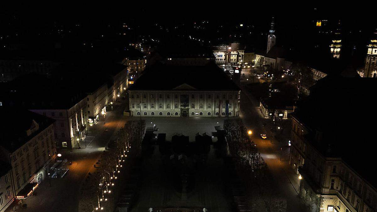 Im Zuge der Earth Hour wurden die Lichter am Lindwurm und Rathaus abgedreht