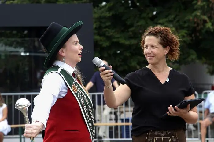 Insgesamt kamen 900 Musikern aus 27 Musikkapellen zum Hauptplatz der Thermenhauptstadt. Es wurde mitgesungen, geklatscht und sogar auf den Bänken und Tischen getanzt. 