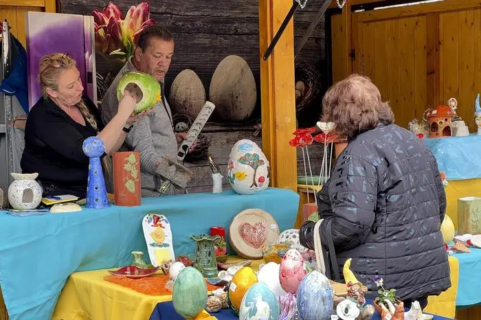 Besonderer Blickfang ist der fröhlich und kunstvoll gestaltete Hauptplatz-Brunnen, wo pfiffige Osterhasen und bunt gestaltete Ostereier zu finden sind, worüber sich besonders die kleinen Besucher sehr freuen. 