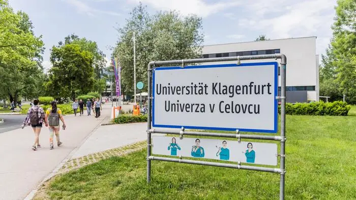 Zweisprachige Ortstafel vor Uni Klagenfurt