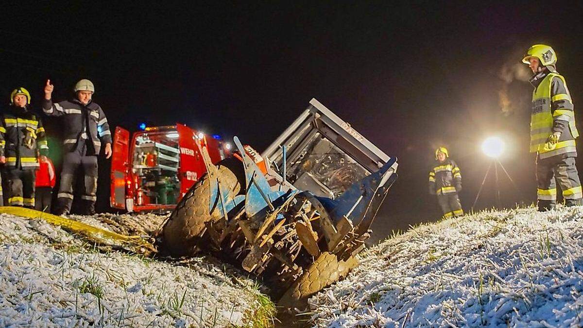 Der Traktor stürzte in einen Entwässerungsgraben.