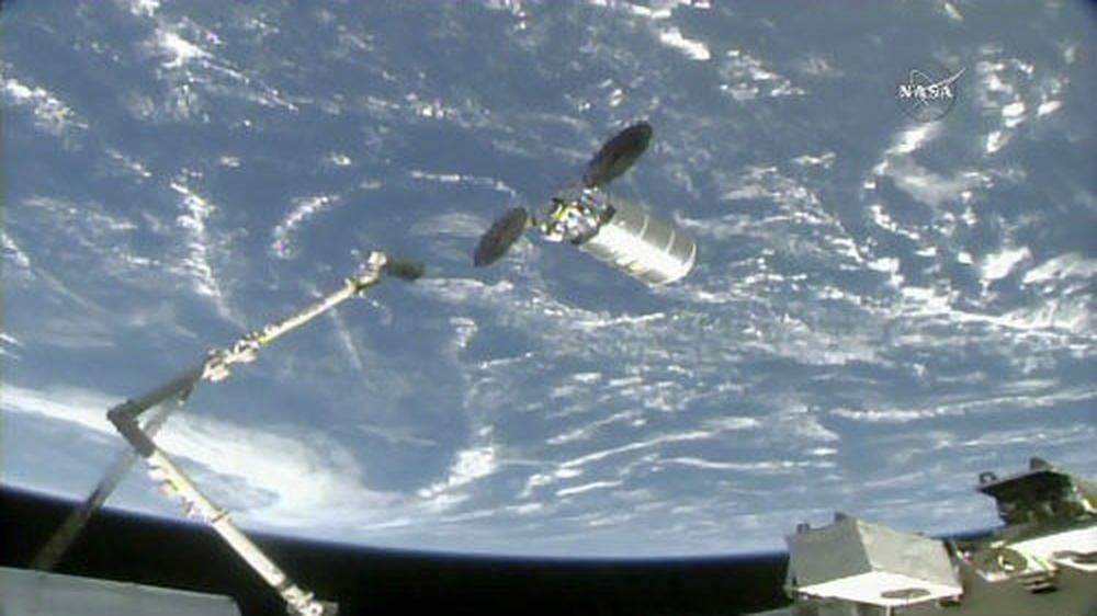 Ein Roboterarm der ISS nimmt &quot;Cygnus&quot; in Empfang