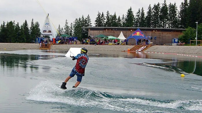 Der Kristallsee auf der Bürgeralpe ist ein herrlicher Rahmen für die Wakeboarder, die sich mit einem Lift über den See ziehen lassen